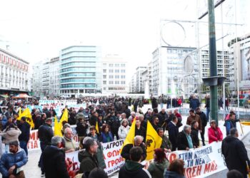 Σύνταγμα σε κλοιό κινητοποιήσεων: Κλιμακώνουν τις πιέσεις οι αγρότες (φωτό)