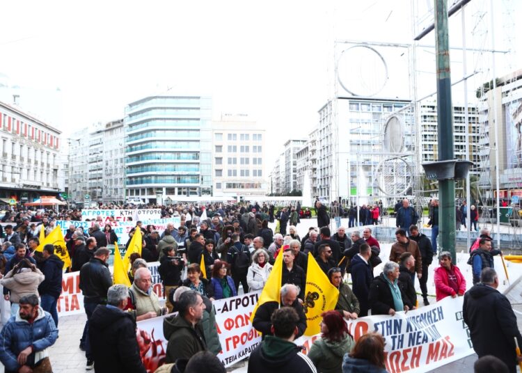 Σύνταγμα σε κλοιό κινητοποιήσεων: Κλιμακώνουν τις πιέσεις οι αγρότες (φωτό)