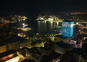 Εντυπωσιακή φωταγώγηση του Πύργου Πειραιά: Η Allwyn «σφραγίζει» τη νέα της παρουσία (video)