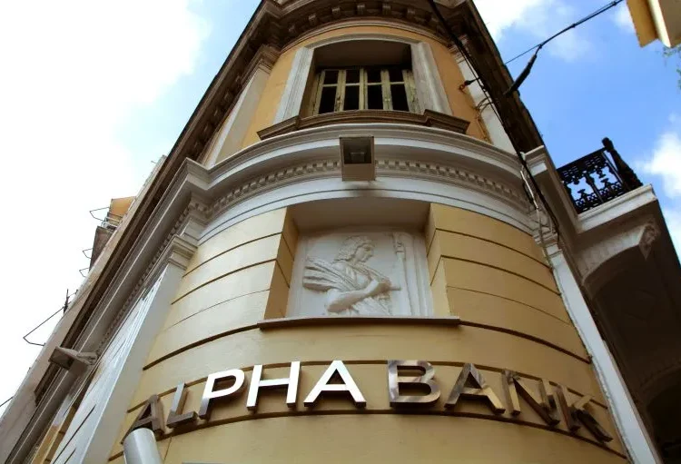 Περιπέτεια πελατών της Alpha Bank: Τι συμβαίνει με τις κάρτες Mastercard