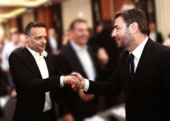 Ανδρουλάκης-Δούκας από ΚΟΕΣ: Η διπλή γραμμή στο εσωτερικό του ΠΑΣΟΚ και η μάχη στρατηγικής με φόντο την κάλπη