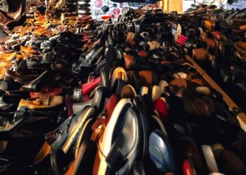 Πράσινο φρένο στη fast fashion: Η ΕΕ απαγορεύει την καταστροφή απούλητων ρούχων και παπουτσιών