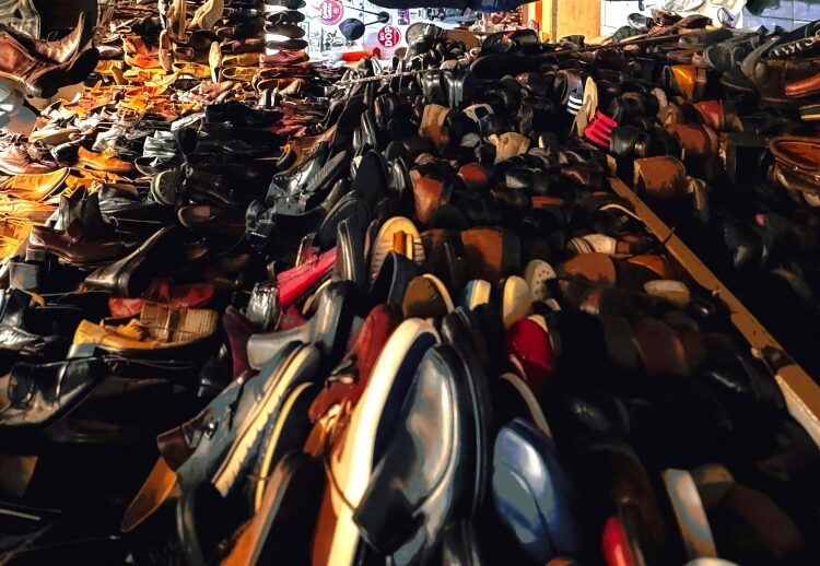 Πράσινο φρένο στη fast fashion: Η ΕΕ απαγορεύει την καταστροφή απούλητων ρούχων και παπουτσιών