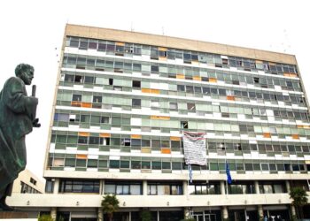 Σοβαρά επεισόδια έξω από το ΑΠΘ τα ξημερώματα: Στο νοσοκομείο αστυνομικός και νεαρή γυναίκα