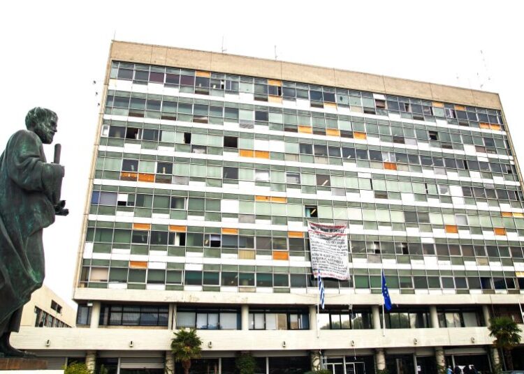 Σοβαρά επεισόδια έξω από το ΑΠΘ τα ξημερώματα: Στο νοσοκομείο αστυνομικός και νεαρή γυναίκα