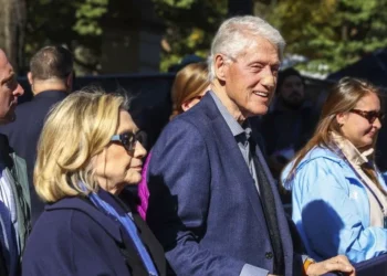 Κλίντον για Έπστιν: «Δεν είδα τίποτα, δεν έκανα τίποτα» – Ερωτήματα για τις πτήσεις και τις φωτογραφίες