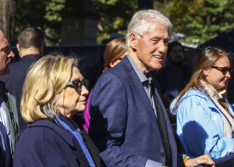 Κλίντον για Έπστιν: «Δεν είδα τίποτα, δεν έκανα τίποτα» – Ερωτήματα για τις πτήσεις και τις φωτογραφίες