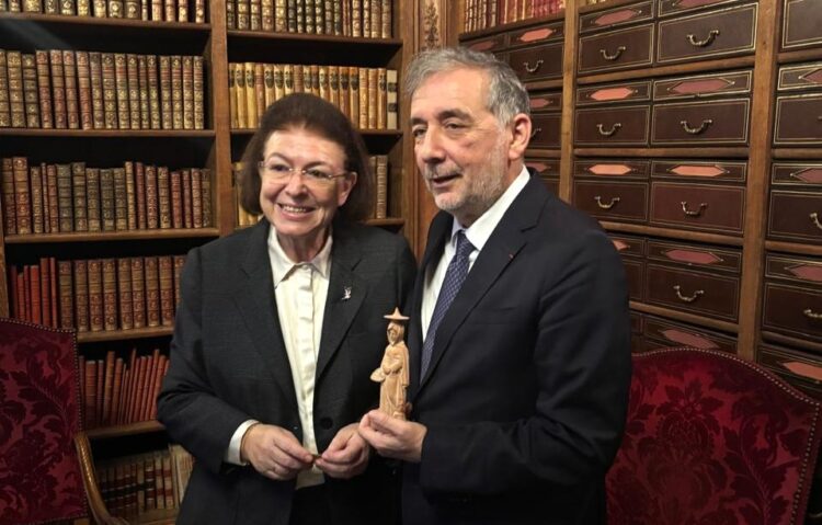 Η υπουργός Πολιτισμού Λίνα Μενδώνη με τον Gilles Pécout, Πρόεδρο της Εθνικής Βιβλιοθήκης της Γαλλίας