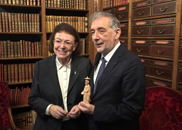 Η υπουργός Πολιτισμού Λίνα Μενδώνη με τον Gilles Pécout, Πρόεδρο της Εθνικής Βιβλιοθήκης της Γαλλίας