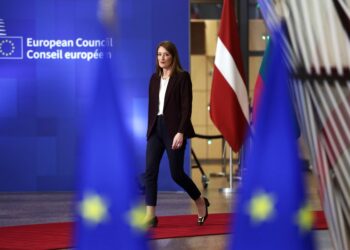 Άκαρπες οι πρώτες επαφές στο ευρωκοινοβούλιο για συμφωνία ΕΕ–ΗΠΑ: Το ΕΛΚ πιέζει για υπογραφή