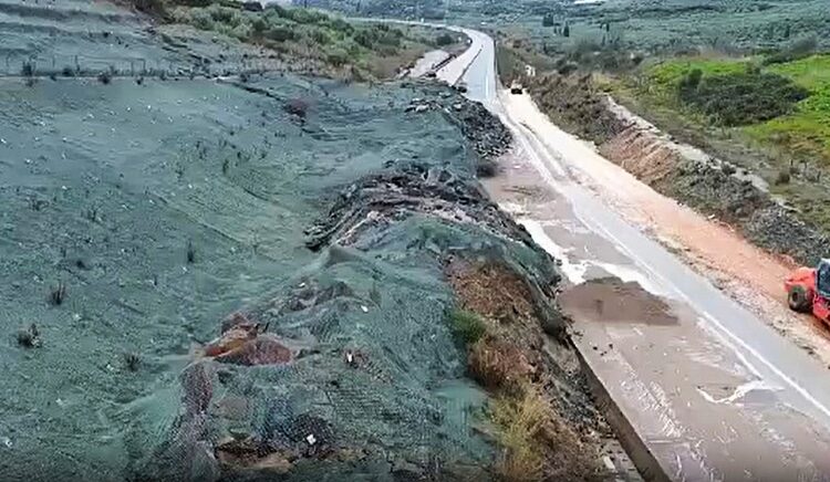Βίντεο-σοκ από την Ιόνια Οδό: Τόνοι λάσπης και δέντρα «καταπίνουν» τον δρόμο