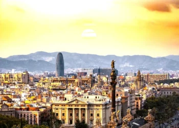 Ισπανία: Διπλασιάζει τον τουριστικό φόρο έως 15€ τη διανυκτέρευση για να στηρίξει τη στέγαση