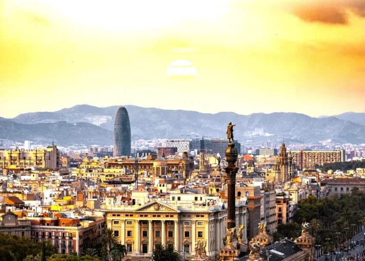 Ισπανία: Διπλασιάζει τον τουριστικό φόρο έως 15€ τη διανυκτέρευση για να στηρίξει τη στέγαση