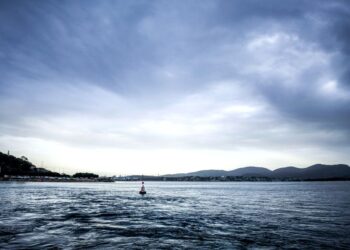 Κακοκαιρία με «κόκκινο συναγερμό»: Θυελλώδεις άνεμοι, καταιγίδες και χιόνια χαμηλά – Διπλό πέρασμα στην Αττική