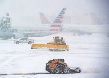 Χιονοθύελλα-ρεκόρ στη Νέα Υόρκη: 550.000 χωρίς ρεύμα, 10.000 πτήσεις ακυρώθηκαν