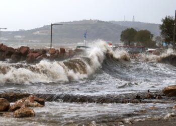 Έκτακτο δελτίο καιρού: Ισχυρές καταιγίδες, θυελλώδεις άνεμοι και πορτοκαλί προειδοποίηση