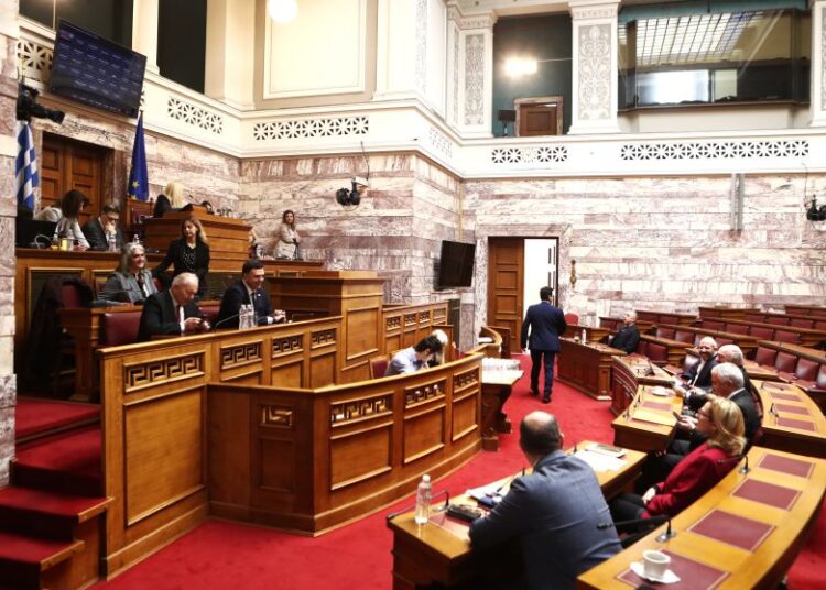 Λήξη συναγερμού: «Βρέθηκε» ο Κικίλιας, αλλά τα ερωτήματα για τη Χίο παραμένουν