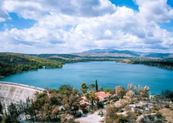 Βροχές-ανάσα για την Αττική: Γέμισαν οι ταμιευτήρες σε Μόρνο και Μαραθώνα