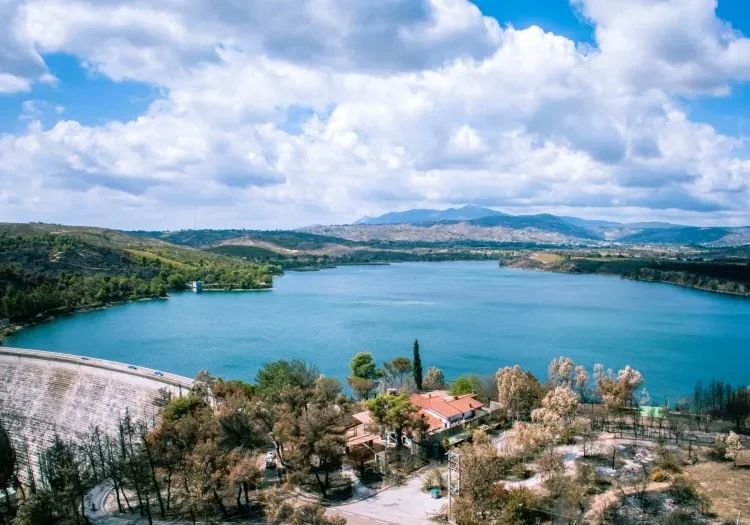 Βροχές-ανάσα για την Αττική: Γέμισαν οι ταμιευτήρες σε Μόρνο και Μαραθώνα