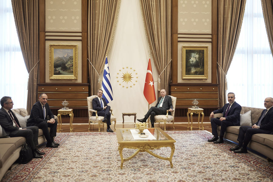 Ο πρωθυπουργός Κυριάκος Μητσοτάκης(ΚΑ) συνομιλεί με τον Πρόεδρο της Τουρκίας  Recep Tayyip Erdoğan (Ρετζέπ Ταγίπ Ερντογάν (ΚΔ), κατά τη διάρκεια συνάντησής τους στο  Προεδρικό Μέγαρο στην Άγκυρα, Τουρκία