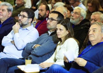 Νέα Αριστερά: Ρήγμα με αποχωρήσεις 10 στελεχών – «Παραλυτική ισορροπία» μετά τη «φωτογραφική» αποδοκιμασία Τσίπρα