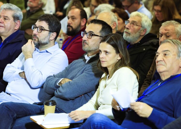 Νέα Αριστερά: Ρήγμα με αποχωρήσεις 10 στελεχών – «Παραλυτική ισορροπία» μετά τη «φωτογραφική» αποδοκιμασία Τσίπρα