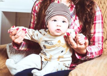 Πανελλαδικά οι «Νταντάδες της Γειτονιάς»: Επιδότηση έως 500€ τον μήνα για φύλαξη βρεφών