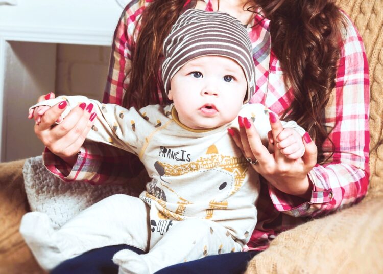 Πανελλαδικά οι «Νταντάδες της Γειτονιάς»: Επιδότηση έως 500€ τον μήνα για φύλαξη βρεφών