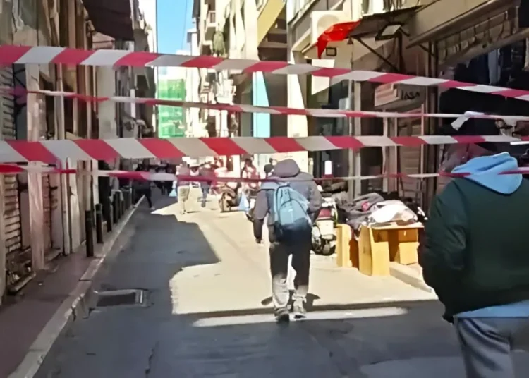 Ομόνοια: Καθίζηση άνοιξε τρύπα ενός μέτρου στην οδό Γερανίου – Διακοπή κυκλοφορίας