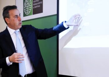 Παπασταύρου: Από τις υπογραφές στις γεωτρήσεις – Το σχέδιο κυριαρχίας έως το 2032