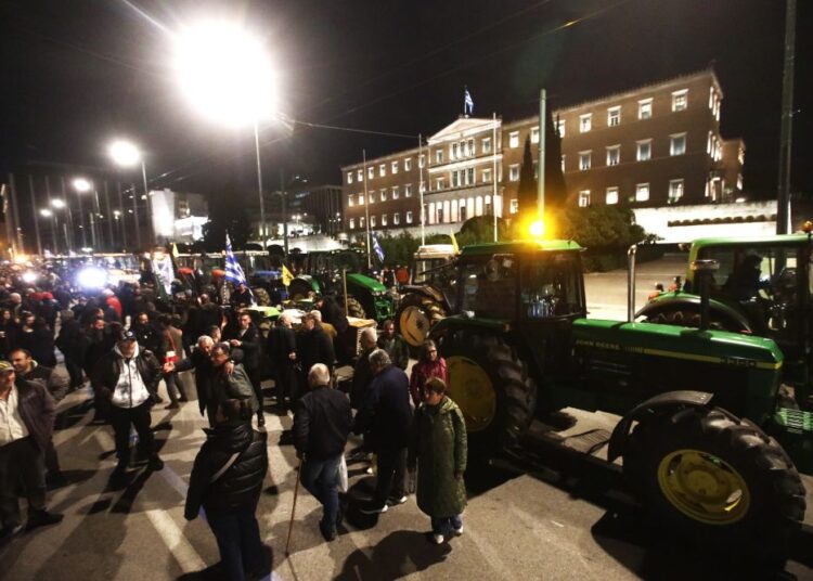Ολοκληρώθηκε το αγροτικό συλλαλητήριο στο Σύνταγμα: Παραμένουν τα τρακτέρ
