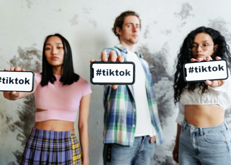 Η Κομισιόν «δείχνει» TikTok για εθιστικό σχεδιασμό και παραβίαση του DSA