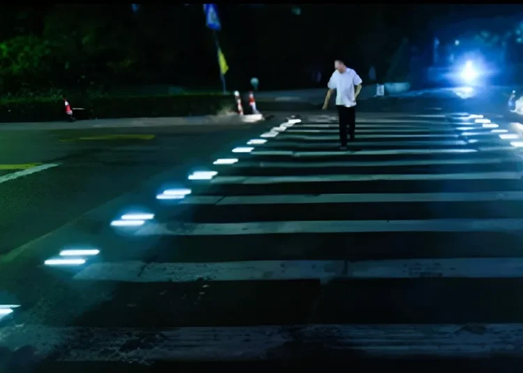 Τρίκαλα: Σε λειτουργία οι «έξυπνες» διαβάσεις που αναγνωρίζουν τον πεζό και ειδοποιούν τους οδηγούς