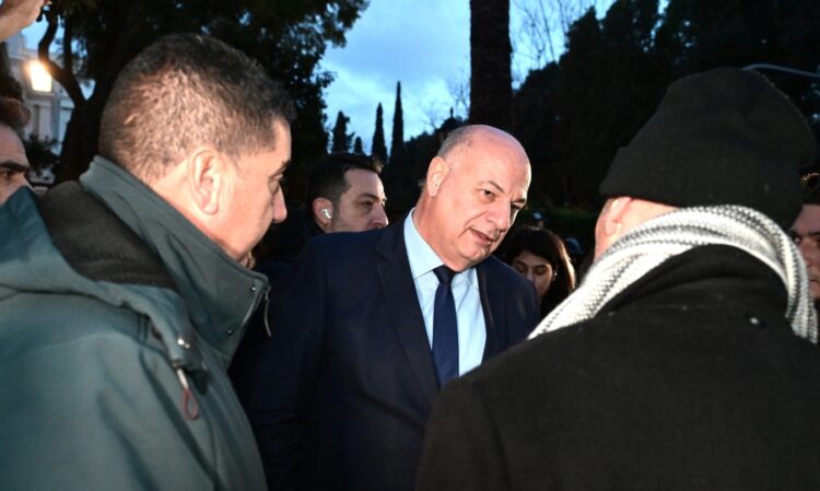 Ο υπουργός Αγροτικής Ανάπτυξης και Τροφίμων, Κώστας Τσιάρας με αγρότες