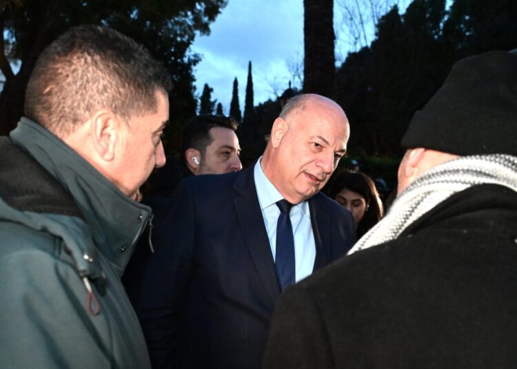 Ο υπουργός Αγροτικής Ανάπτυξης και Τροφίμων, Κώστας Τσιάρας με αγρότες