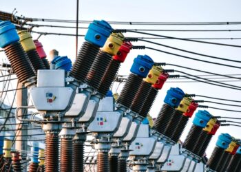 Κλείδωσαν τα μέτρα για το βιομηχανικό ρεύμα: Ώρα ανακοινώσεων