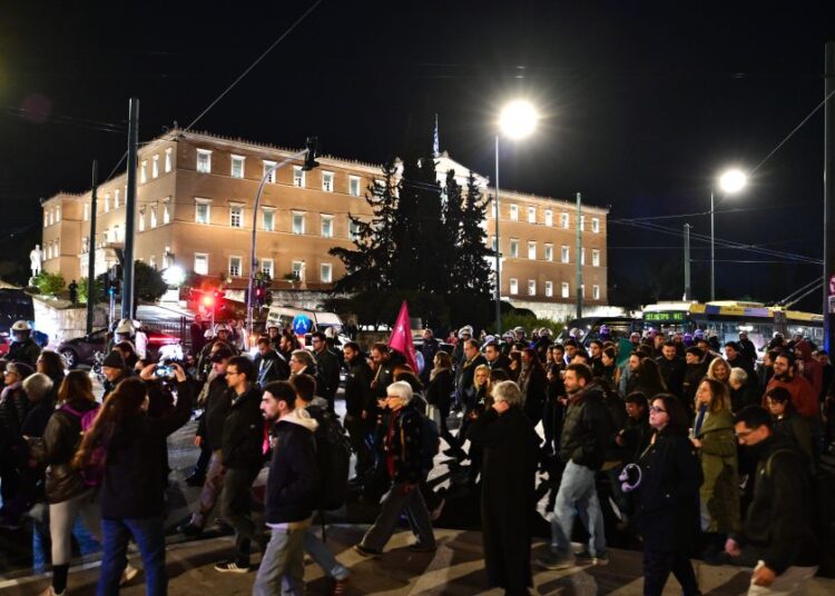 Τραγωδία χωρίς τέλος στη Χίο, ένταση στη Βουλή: Νεκροί, αγνοούμενοι και βαριά ερωτήματα – Τι δείχνουν τα πρώτα πορίσματα