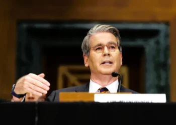 Άνοδος των αμερικανικών δασμών στο 15% τις επόμενες ημέρες: Τι λέει ο υπουργός Οικονομικών