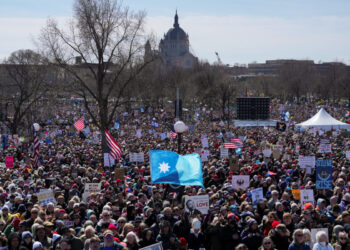 Διαδηλώσεις στις ΗΠΑ: Ο Τραμπ αντιμέτωπος με τον Αντιπολεμικό Σφυγμό (vids)