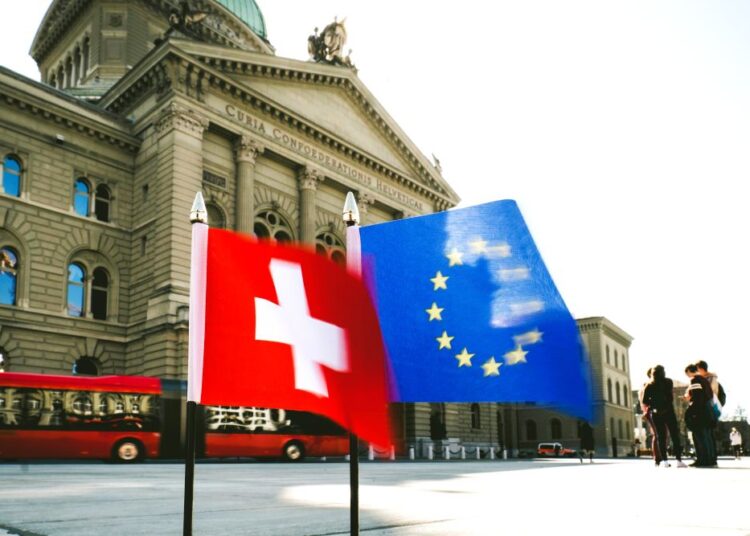 Ελβετικό φράγκο: Ο πόλεμος «φουσκώνει» τις δόσεις – Ποιοι προλαβαίνουν τη ρύθμιση του ΥΠΟΙΚ