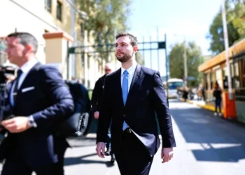 Καταδίκη Φλώρου για βιαιοπραγία στη Βουλή: Ομόφωνα «ένοχος» με ποινή 4 ετών