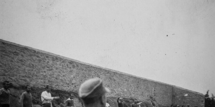 Συγκλονιστικά ντοκουμέντα από την Καισαριανή: Οι φωτογραφίες της εκτέλεσης των 200 της Πρωτομαγιάς 1944