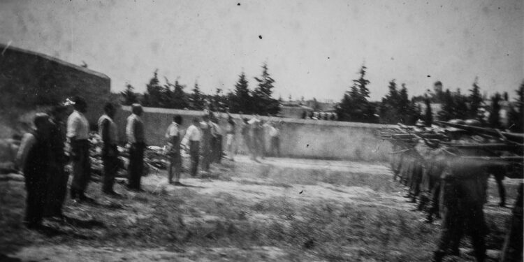 Συγκλονιστικά ντοκουμέντα από την Καισαριανή: Οι φωτογραφίες της εκτέλεσης των 200 της Πρωτομαγιάς 1944