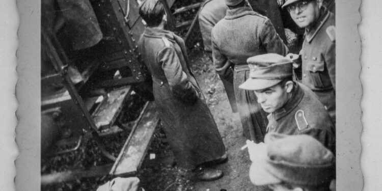 Συγκλονιστικά ντοκουμέντα από την Καισαριανή: Οι φωτογραφίες της εκτέλεσης των 200 της Πρωτομαγιάς 1944