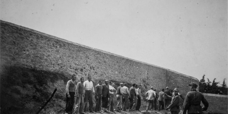 Συγκλονιστικά ντοκουμέντα από την Καισαριανή: Οι φωτογραφίες της εκτέλεσης των 200 της Πρωτομαγιάς 1944