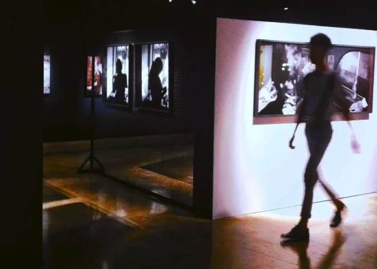 Κολωνάκι: Συνελήφθη γκαλερίστας για πλαστούς πίνακες – Έφοδος της ΕΛΑΣ σε αποθήκη στο Ελληνικό