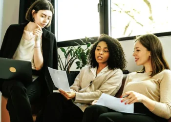 Η παραδοχή Στουρνάρα που αλλάζει τη συζήτηση για το έμφυλο χάσμα στην οικονομία