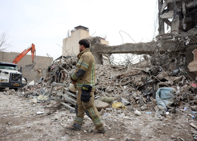 Κρίσιμες ώρες στη Μέση Ανατολή: Ισχυρές εκρήξεις στην Τεχεράνη και επιθέσεις με drones σε Ομάν, Ριάντ και Ντουμπάι