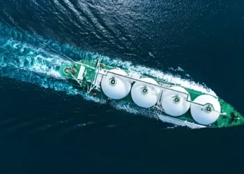 Η γεωπολιτική κρίση αναδιαμορφώνει την αγορά LNG: Αυξάνεται η μάχη για spot φορτία