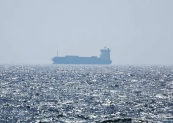 Κρίση στα Στενά του Ορμούζ: Η Aramco διοχετεύει εκατομμύρια βαρέλια μέσω Ερυθράς